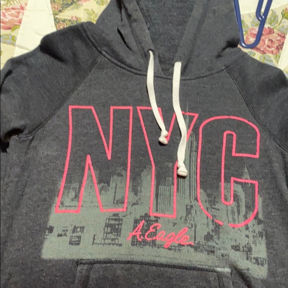 3️⃣ Women’s American Eagle hoodie size Small